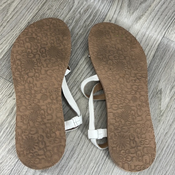 ๐2/$25 ๐ UGG Jordyne white and silver braided leather sandals - Picture 4 of 4